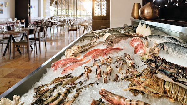 5 restaurants, breakfast, lunch, dinner served; Indian cuisine - InterContinental AMMAN JORDAN by IHG (Amman)