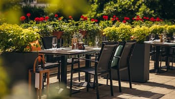 2 restaurants, serveren ontbijt, lunch, diner, internationale gerechten