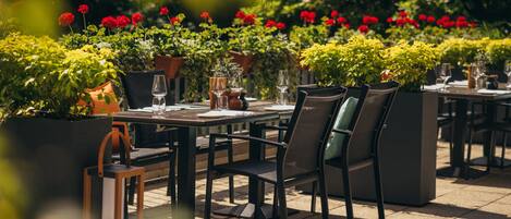 2 restaurants, breakfast, lunch, dinner served; international cuisine