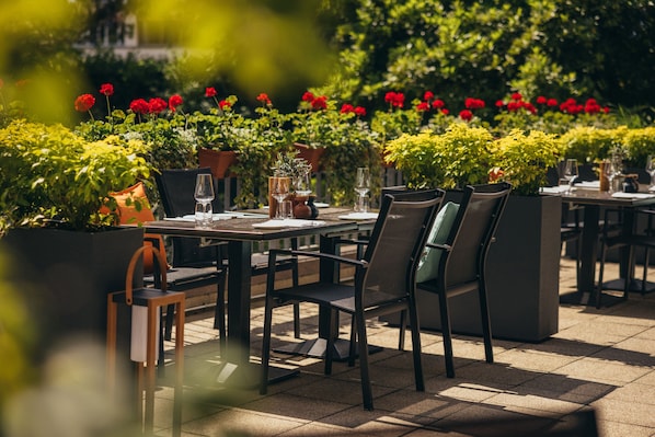 2 nhà hàng, phục vụ bữa sáng, bữa trưa, món ăn mang phong cách quốc tế