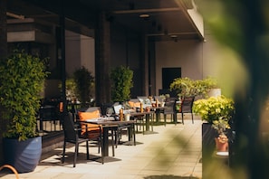 2 restaurants, breakfast, lunch, dinner served; international cuisine