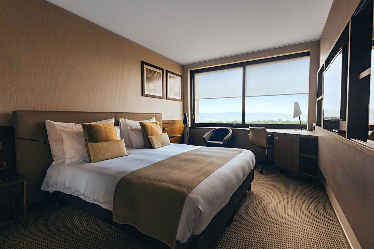 1 bedroom, premium bedding, minibar, in-room safe