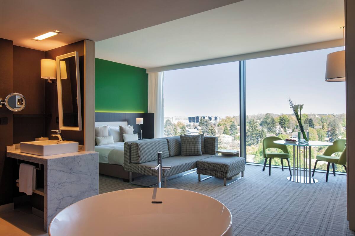 Phòng Suite, 1 giường cỡ king, quyền sử dụng Club Lounge (Top Floor) | Bộ đồ giường cao cấp, minibar, két bảo mật tại phòng, bàn 