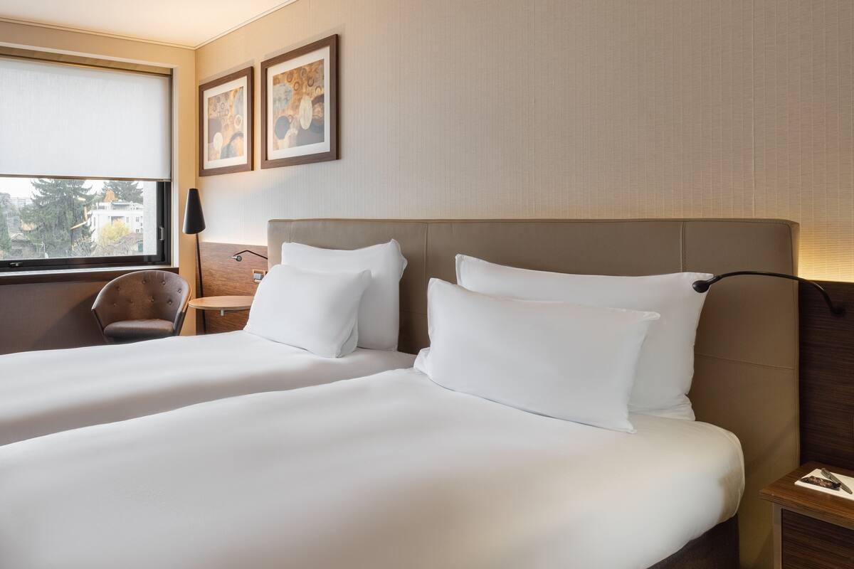 Phòng Suite, 2 phòng ngủ | Bộ đồ giường cao cấp, minibar, két bảo mật tại phòng, bàn 