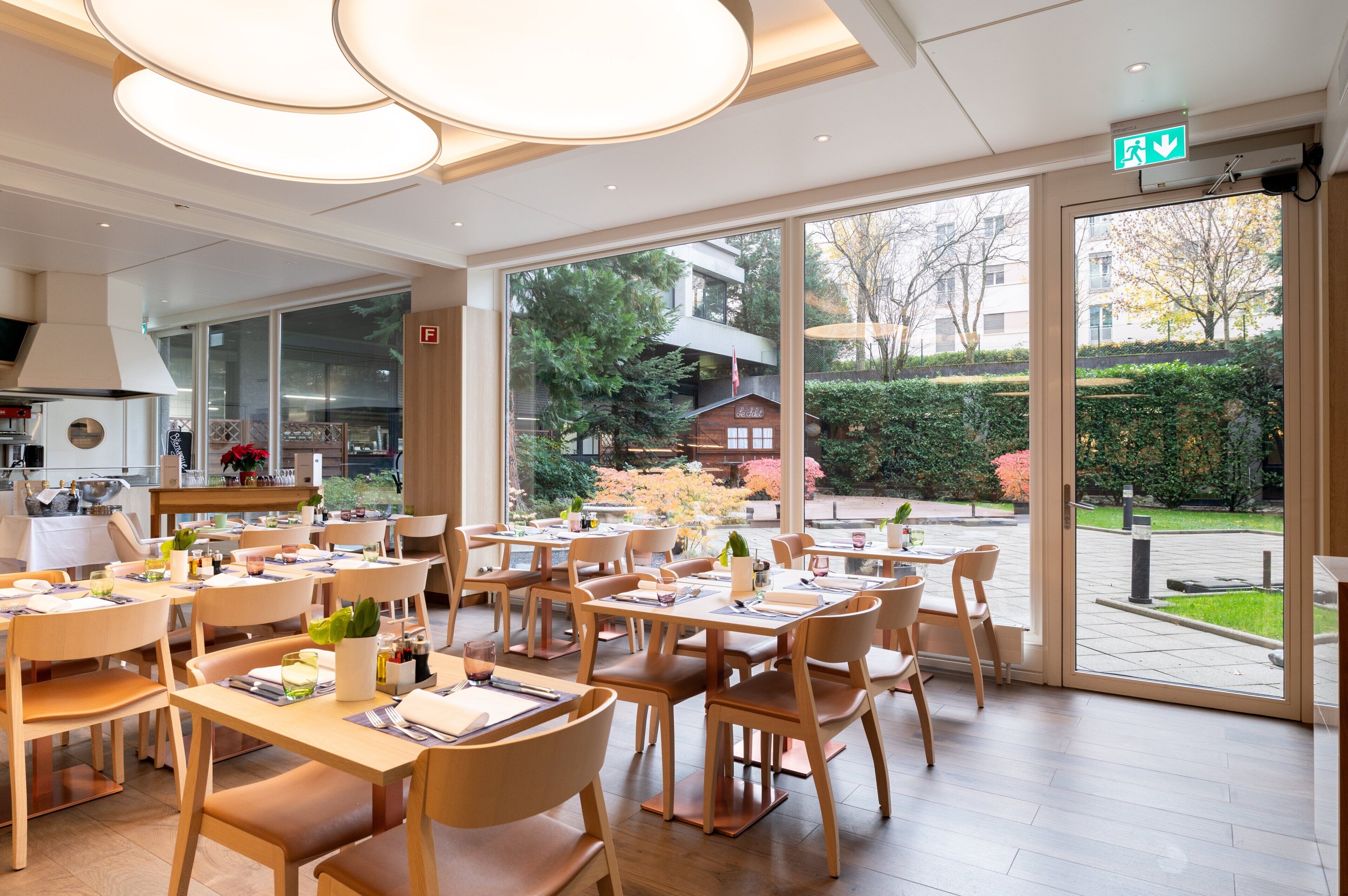 2 restaurants; breakfast, lunch, and dinner served