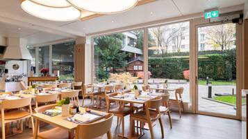 2 restaurants; breakfast, lunch, and dinner served