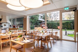 2 restaurantes; se sirve desayuno, almuerzo y cena