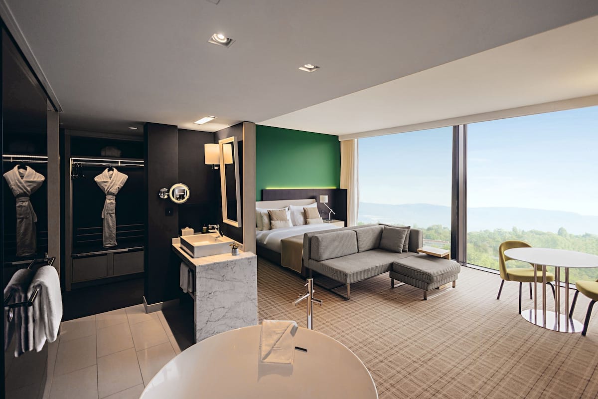 Suite, 1 King Bed, Club Lounge Access (Top Floor) | 1 bedroom, premium bedding, minibar, in-room safe