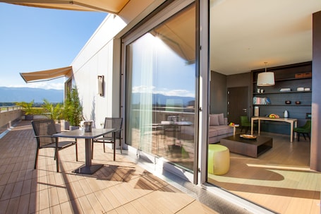 Suite, 1 chambre, vue montagne | Vue de la chambre. Crowne Plaza Geneva by IHG