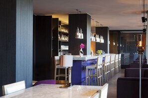 Sert le petit déjeuner, le déjeuner et le dîner