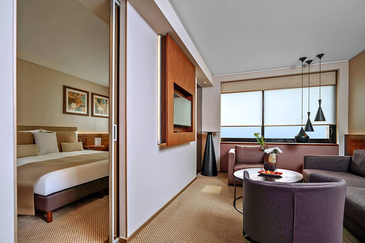 Bộ đồ giường cao cấp, minibar, két bảo mật tại phòng, bàn 