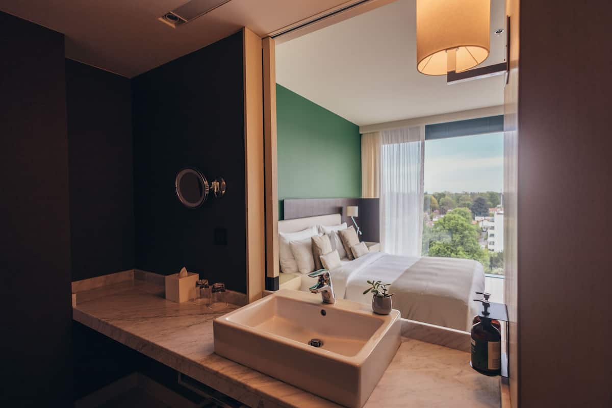 Room, 1 King Bed, Club Lounge Access (Top Floor) | Bathroom | Rainfall showerhead, free toiletries, hair dryer, bathrobes