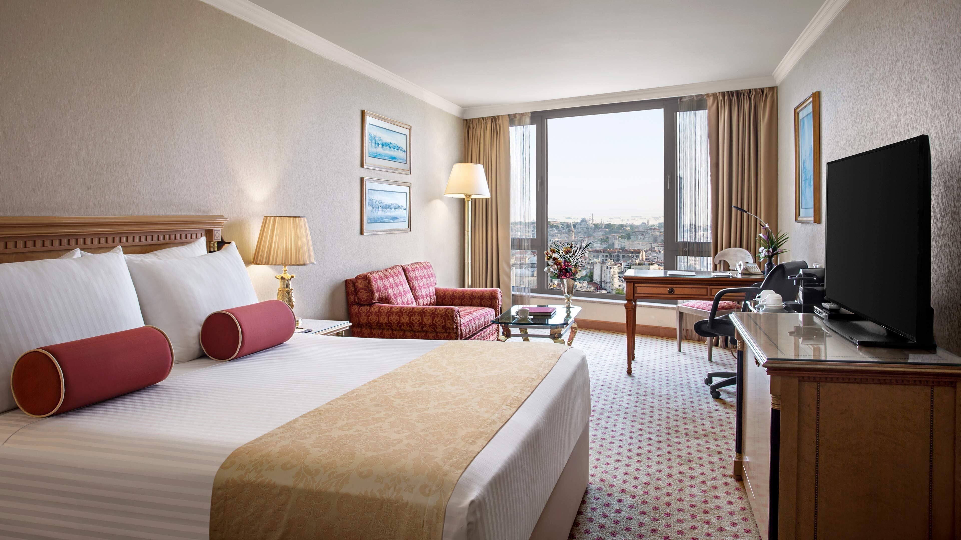 Minibar, Zimmersafe, Schreibtisch, laptopgeeigneter Arbeitsplatz