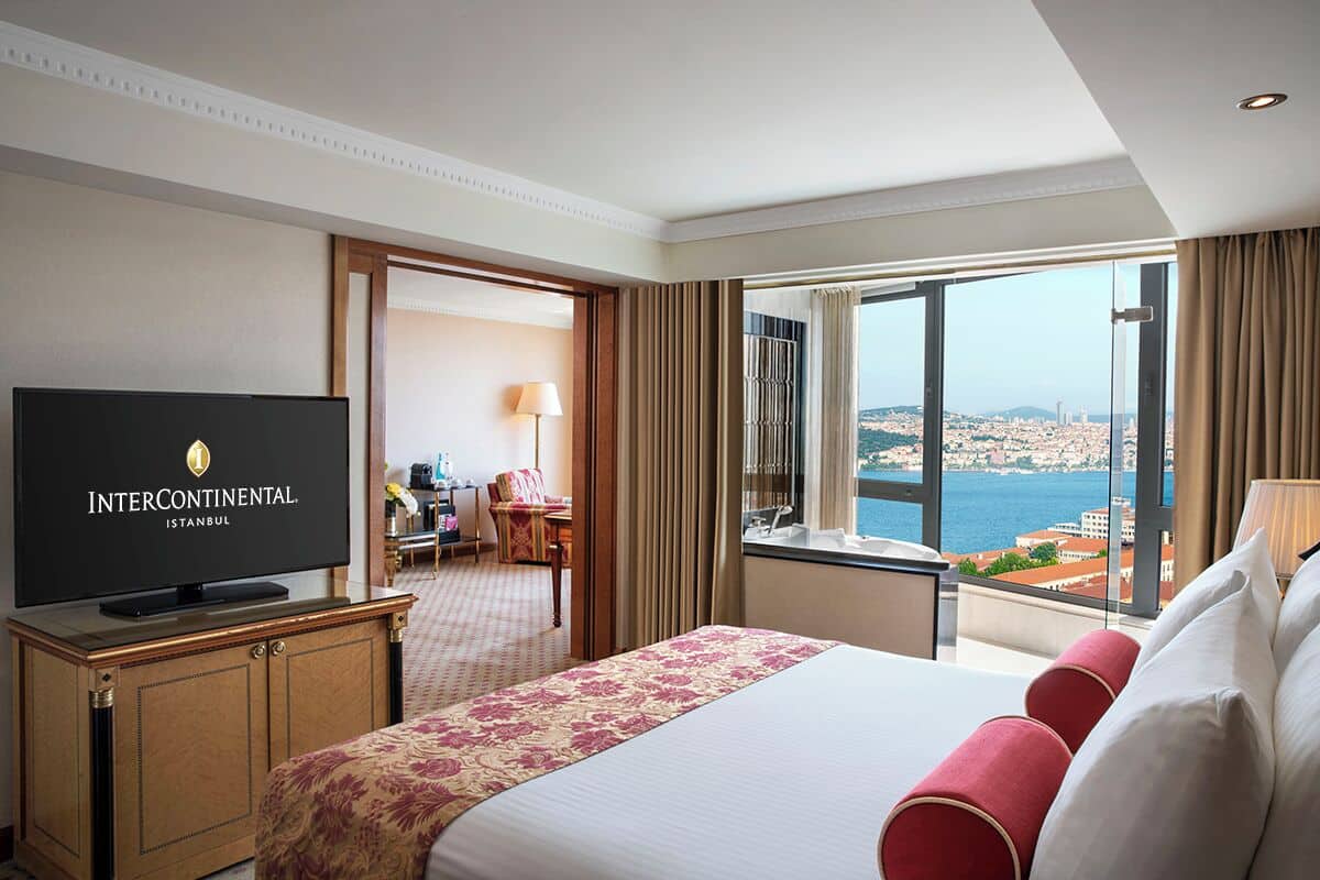 Phòng Suite, 1 phòng ngủ, bồn tắm thủy lực, quang cảnh biển | Minibar, két bảo mật tại phòng, bàn 