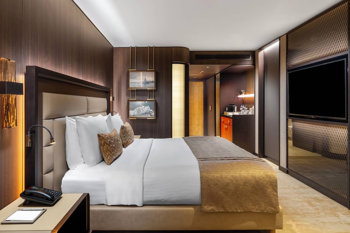 Phòng Premium, 1 giường đôi, quyền sử dụng Club Lounge, quang cảnh biển (Renovated) | Minibar, két bảo mật tại phòng, bàn 