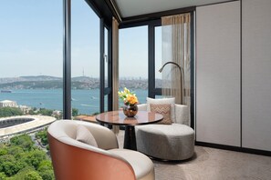 Suite Premium, pemandangan laut | Minibar, brankas, meja kerja, dan ruang kerja ramah laptop
