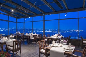 3 restaurants, breakfast, lunch, dinner served; international cuisine