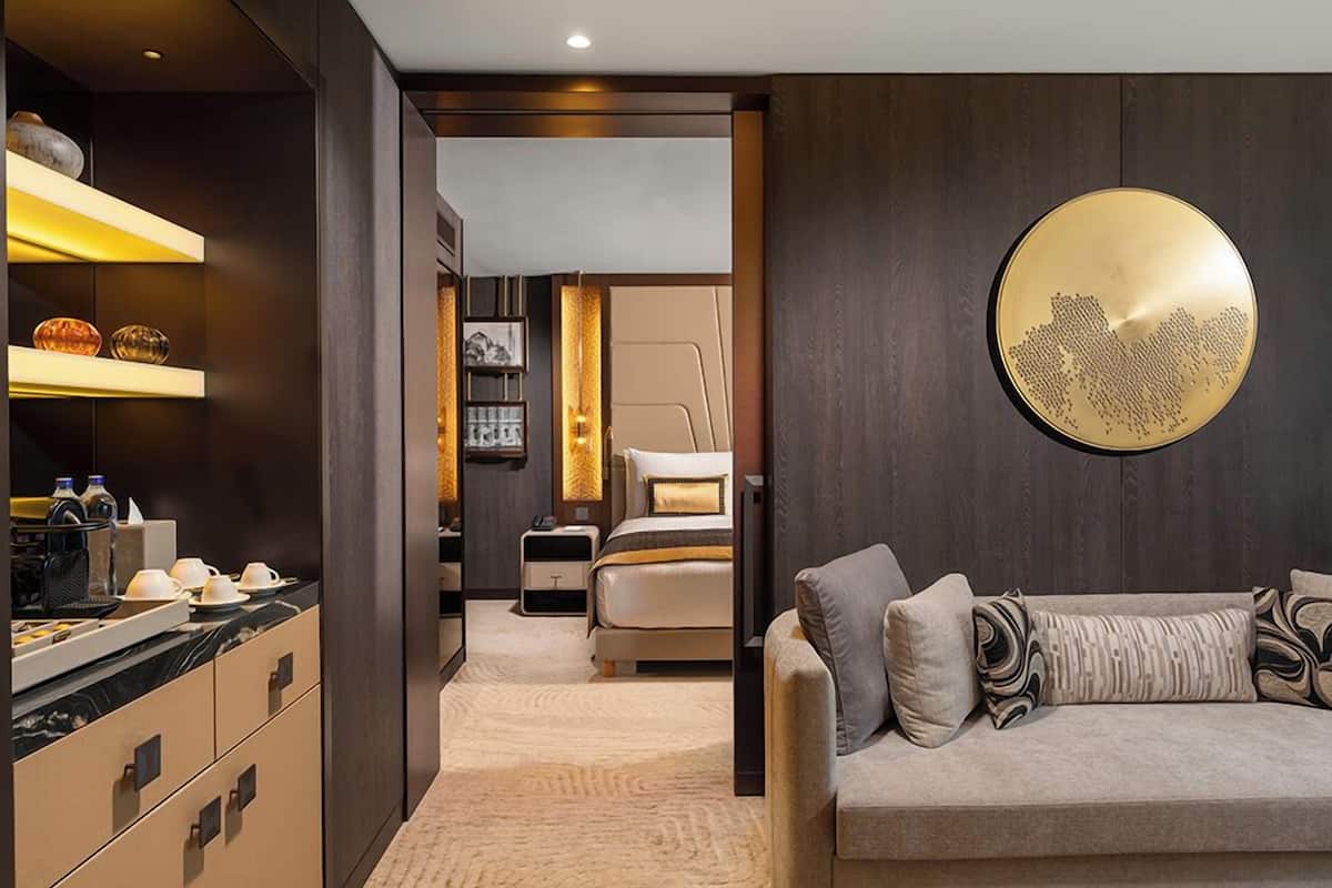 Phòng Suite Premium, quang cảnh biển | Minibar, két bảo mật tại phòng, bàn 