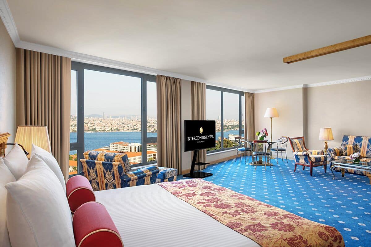 Phòng Suite, 1 phòng ngủ, quang cảnh biển | Minibar, két bảo mật tại phòng, bàn 