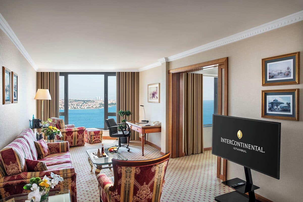 Phòng Suite, 1 phòng ngủ, bồn tắm thủy lực, quang cảnh biển (Smoking) | Minibar, két bảo mật tại phòng, bàn 