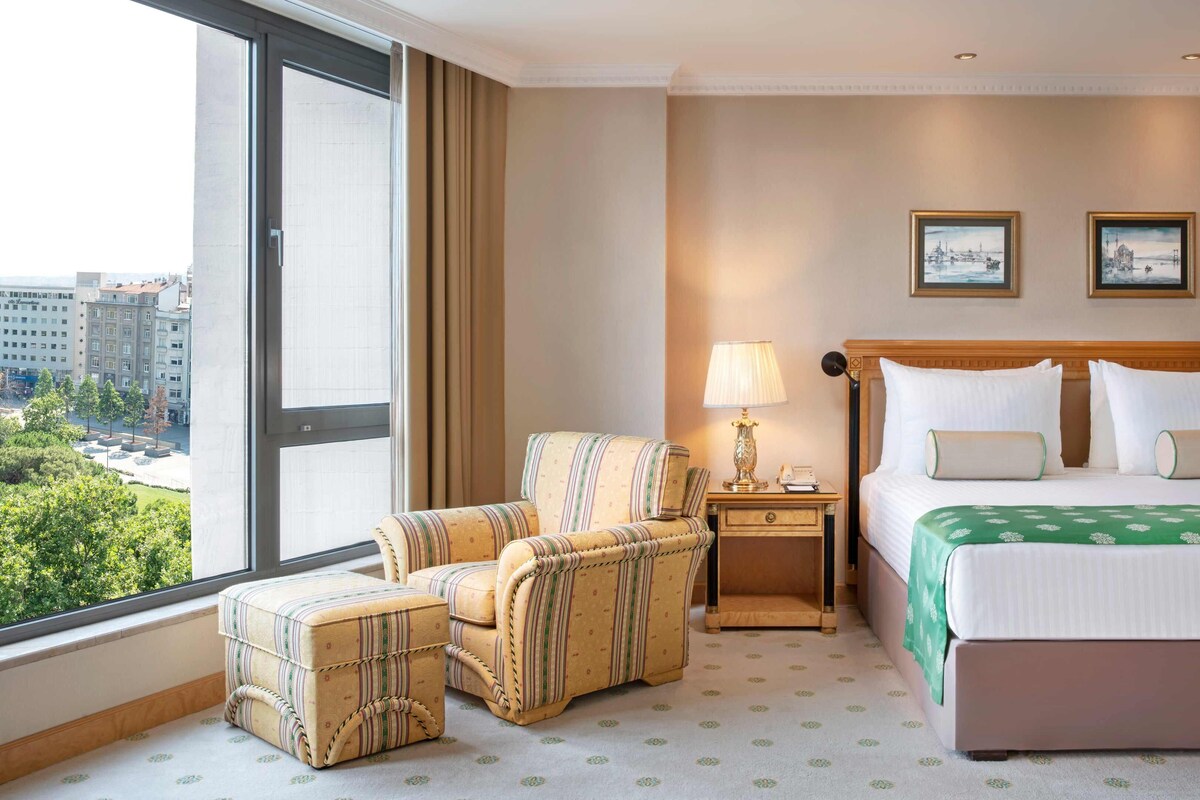 Junior Suite, 1 King Bed, City View | Minibar, in-room safe, desk, laptop workspace