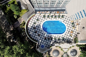 Piscine extérieure en saison