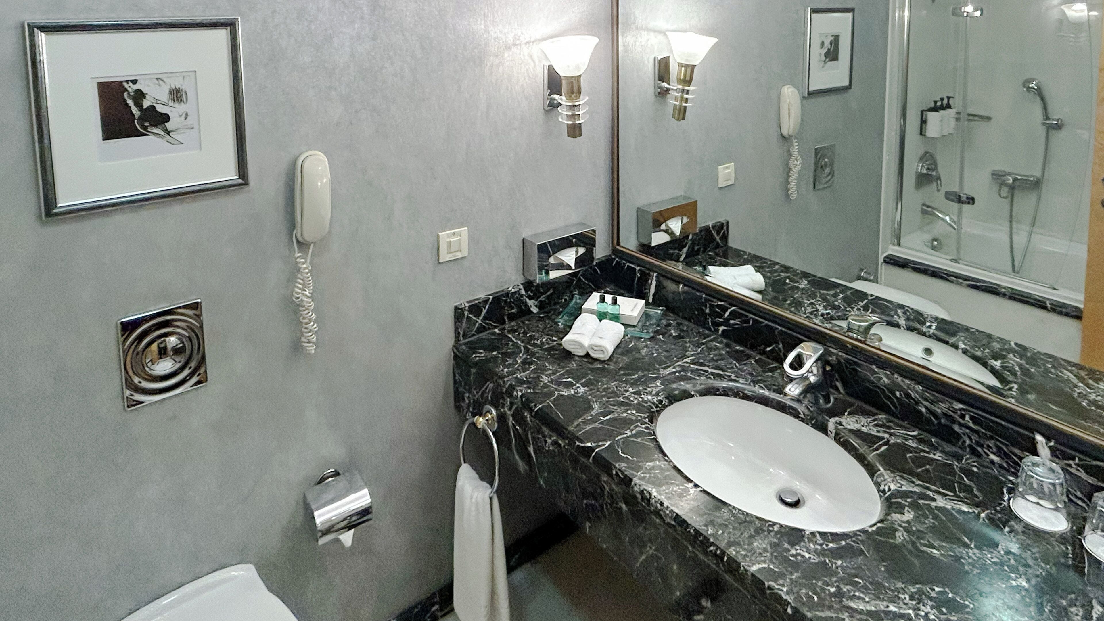 Minibar, Zimmersafe, Schreibtisch, laptopgeeigneter Arbeitsplatz