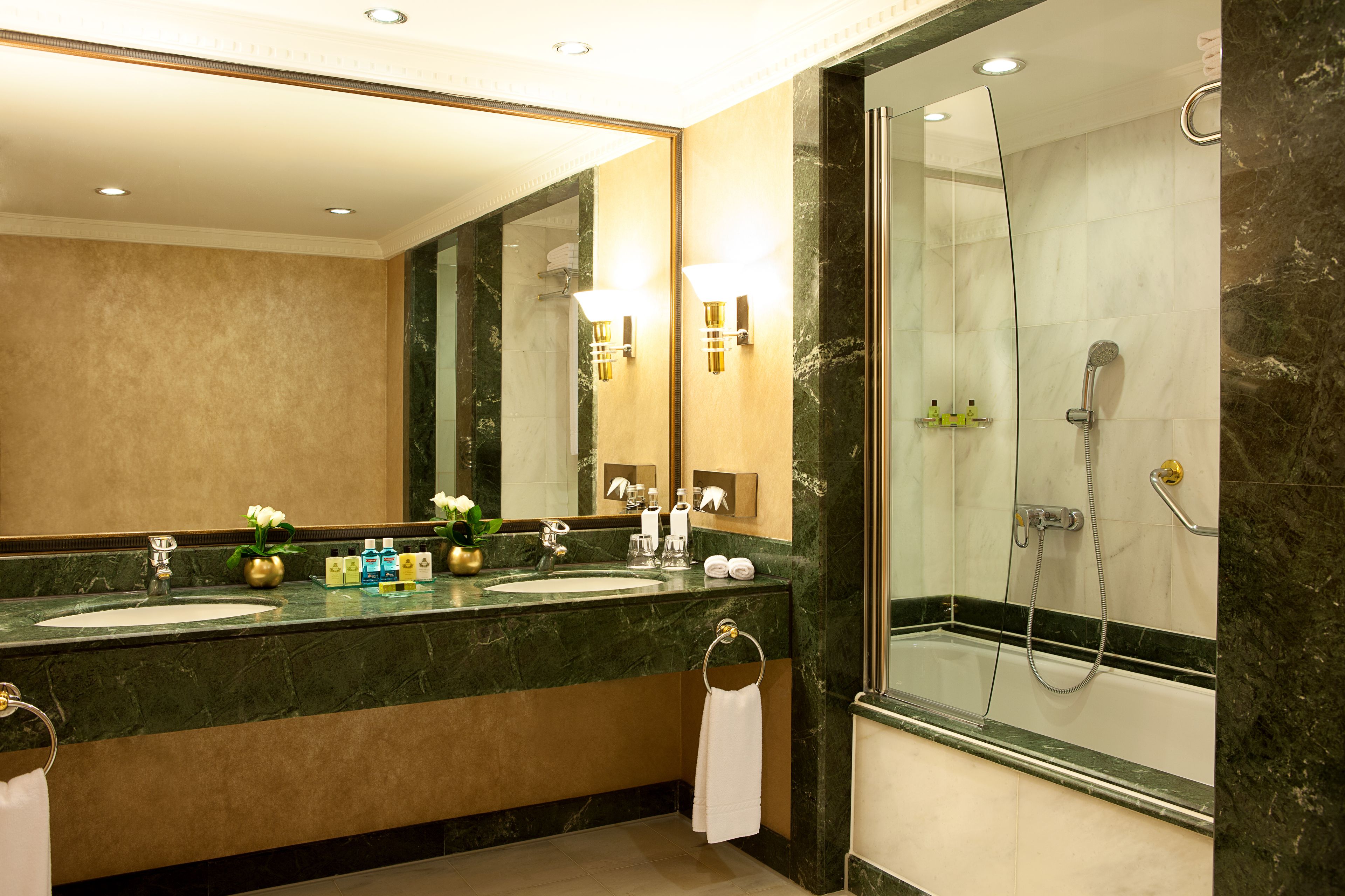 Tina, amenidades de baño gratuitas, secadora de cabello, batas 