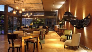 3 nhà hàng, phục vụ bữa sáng, bữa trưa, món ăn mang phong cách quốc tế 