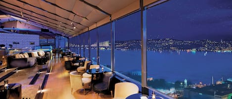 3 restaurants, serveren ontbijt, lunch, diner, internationale gerechten