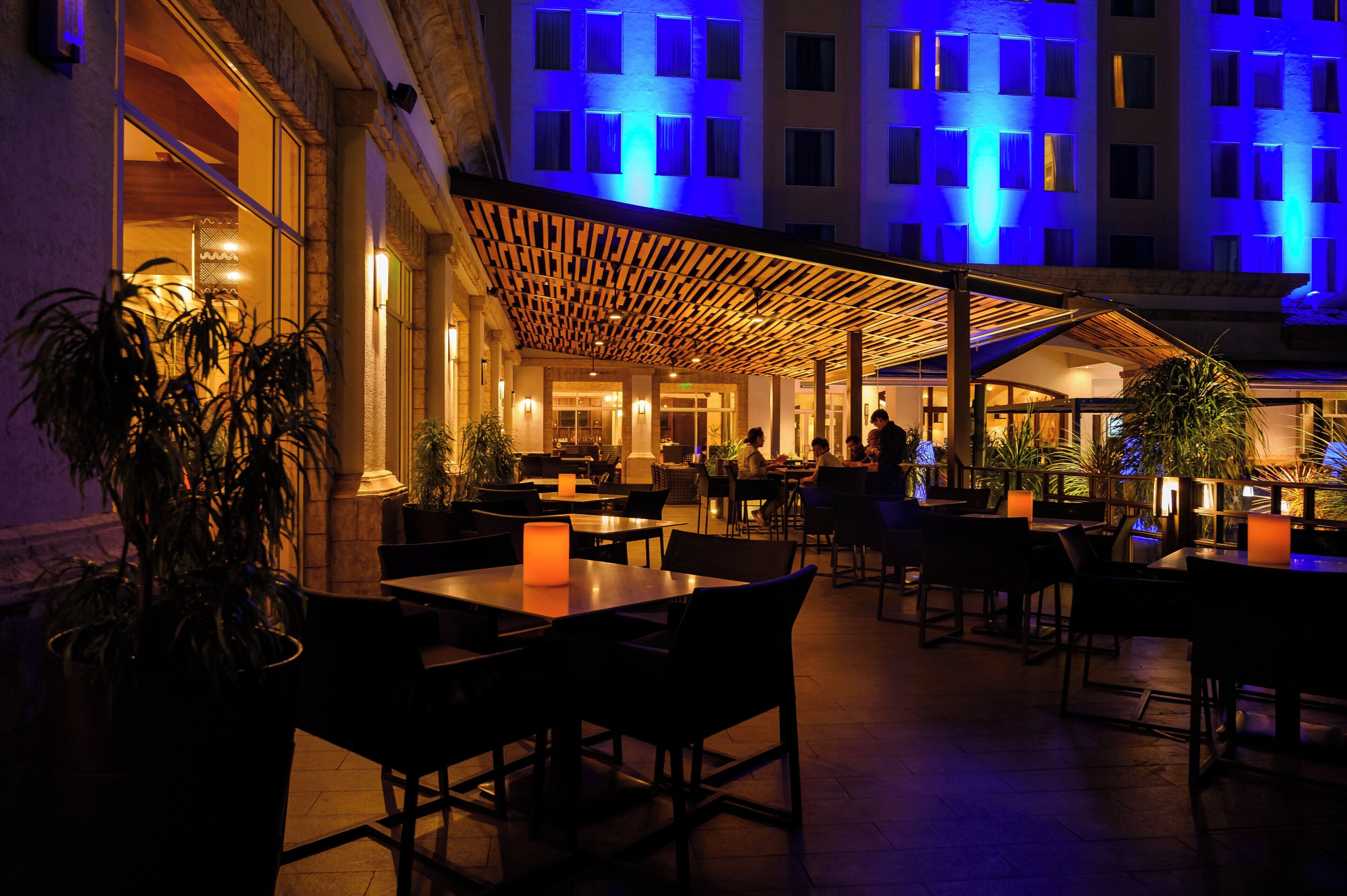 4 restaurants; breakfast, lunch, dinner, and brunch served