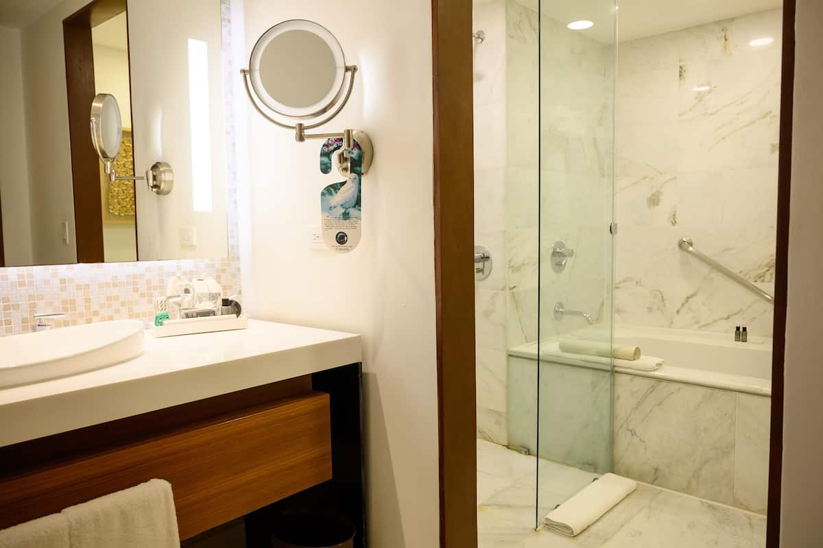 Amenidades de baño gratuitas, secadora de cabello, batas, pantuflas