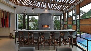 4 restaurantes; se sirve desayuno, almuerzo, cena y brunch