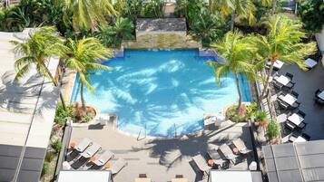 Piscine extérieure, parasols de plage, chaises longues