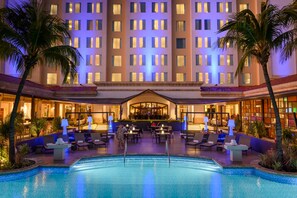 Outdoor pool, pool umbrellas, sun loungers