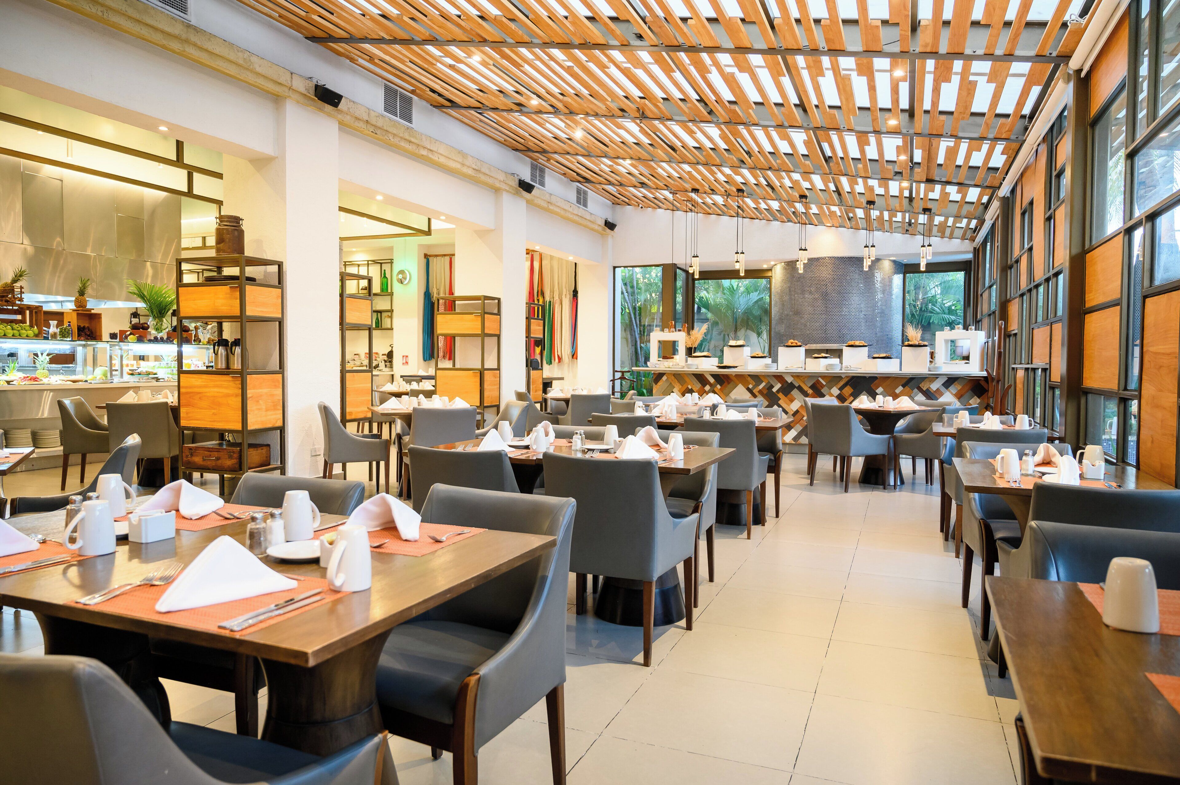 4 restaurants servant le déjeuner, le dîner, le souper et le brunch