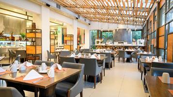 4 restaurants; breakfast, lunch, dinner and brunch served