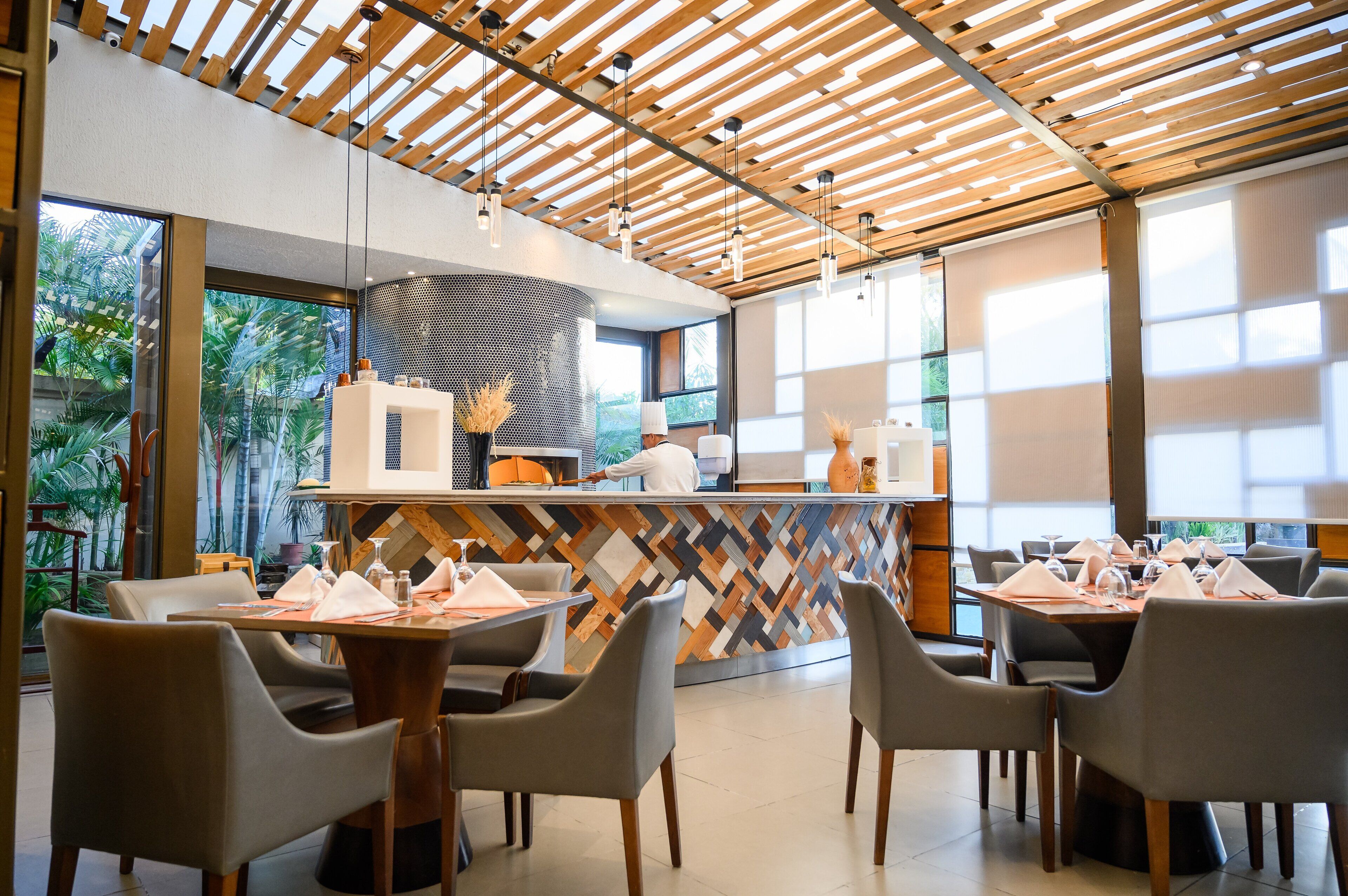 4 restaurants, breakfast, lunch, dinner served; international cuisine