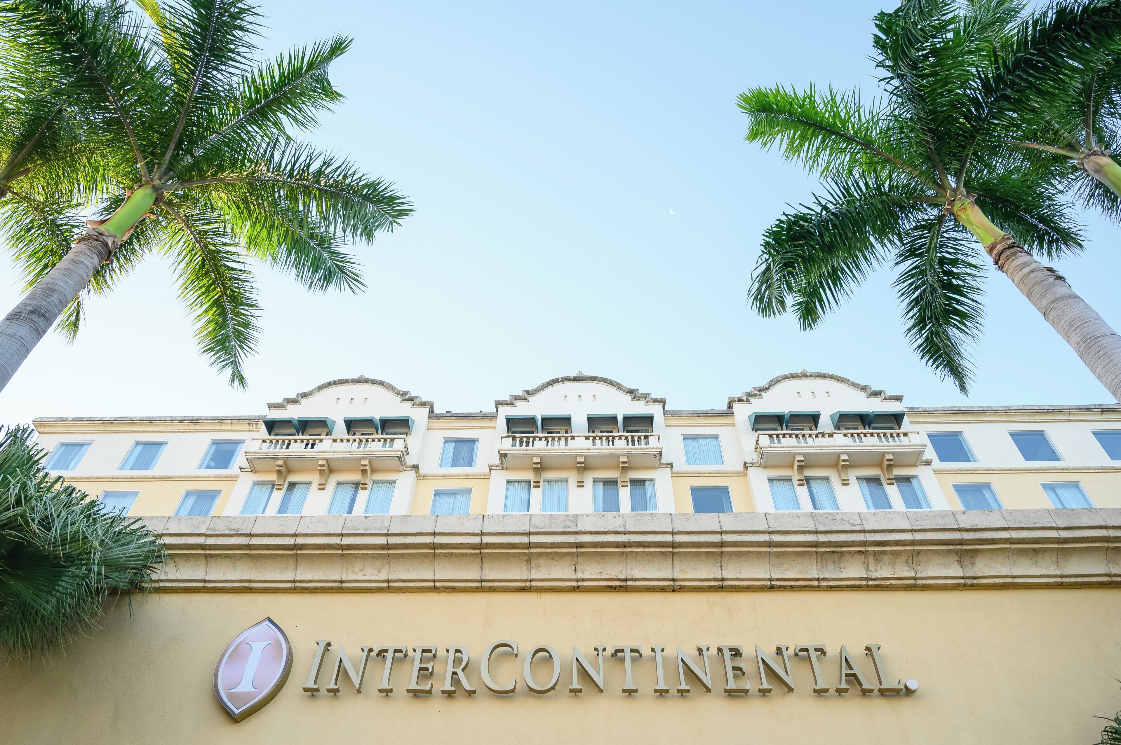 Ein Gebäude mit einem Schild, auf dem 'INTERCONTINENTAL' steht, und einem Balkon.