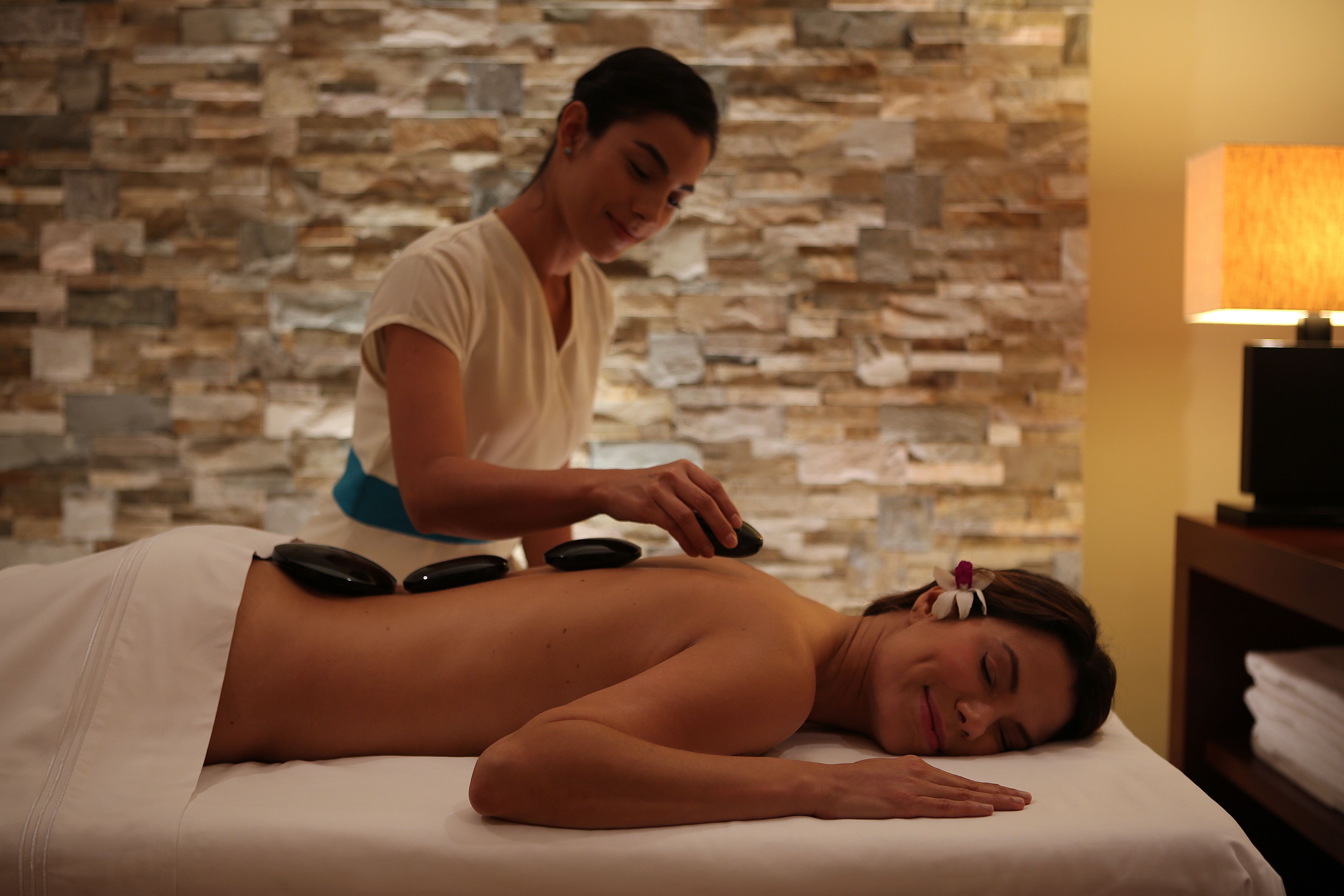 Behandlingsrom for par, massasje med varme steiner og dypvevsmassasje