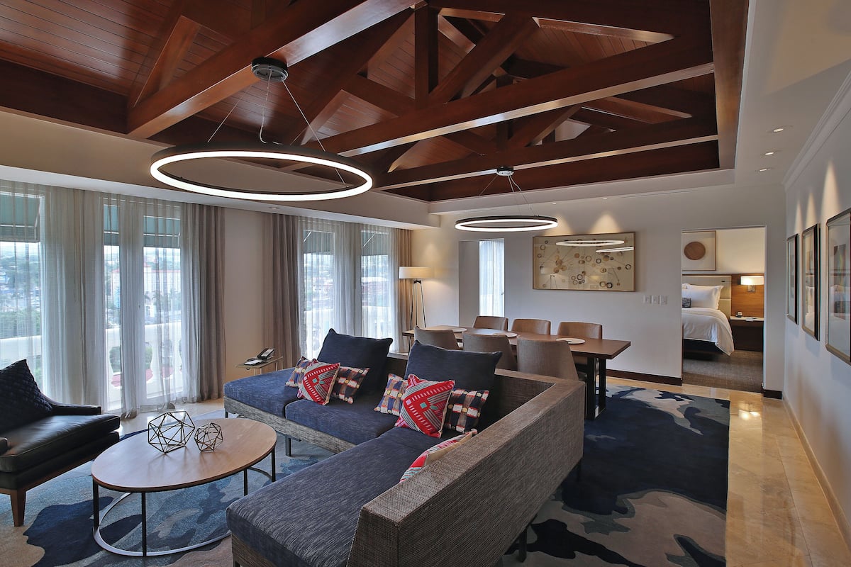 Suite présidentielle, 1 trÚs grand lit | Aire de séjour | Téléviseur à DEL de 42 po avec télévision par cùble, téléviseur