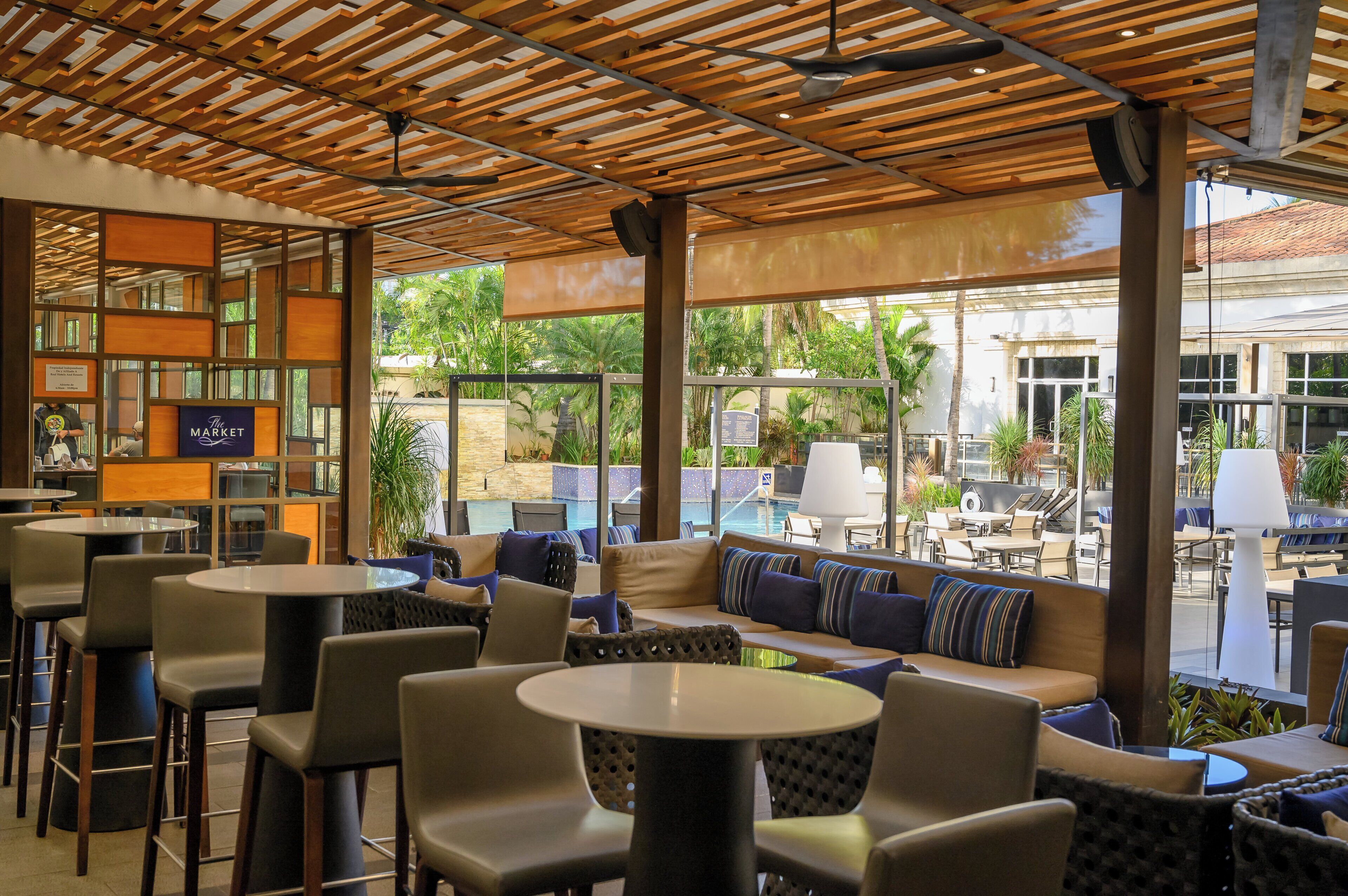 4 restaurants; breakfast, lunch, dinner, and brunch served