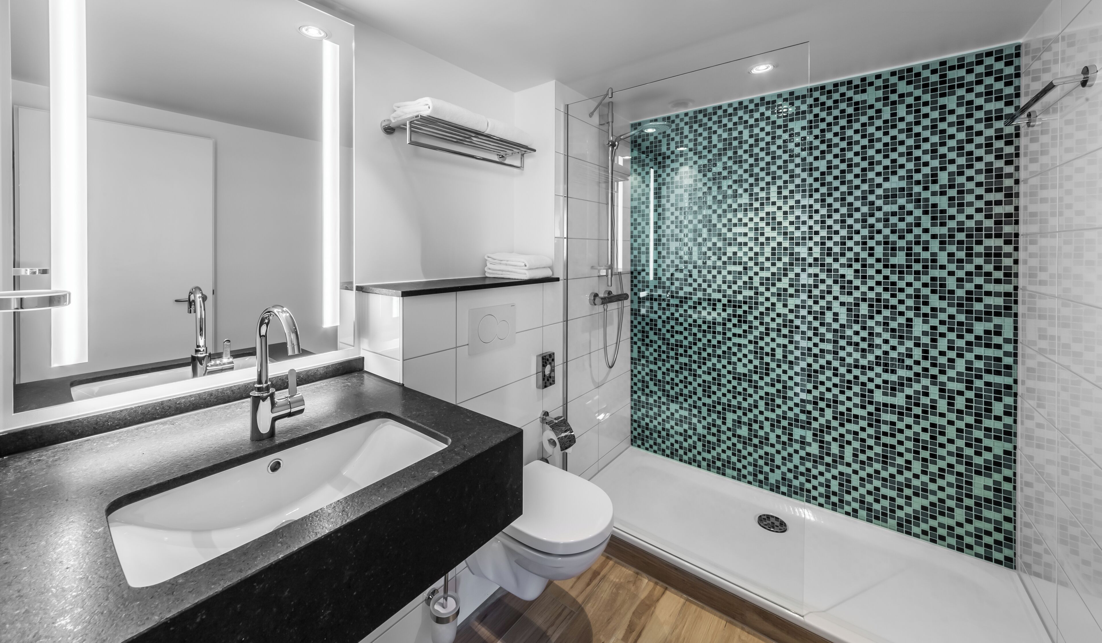 Bañera con ducha, secador de pelo, toallas