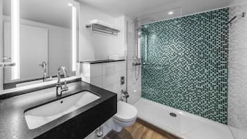 Bañera con ducha, secador de pelo, toallas