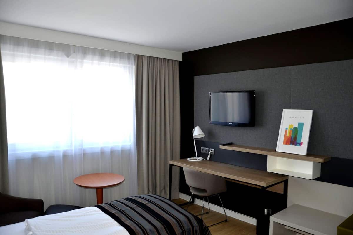 Standard Room | Hypo-allergenic bedding, pillowtop beds, in-room safe, desk