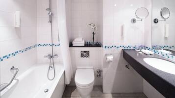 Un baño moderno con bañera, inodoro y lavamanos.