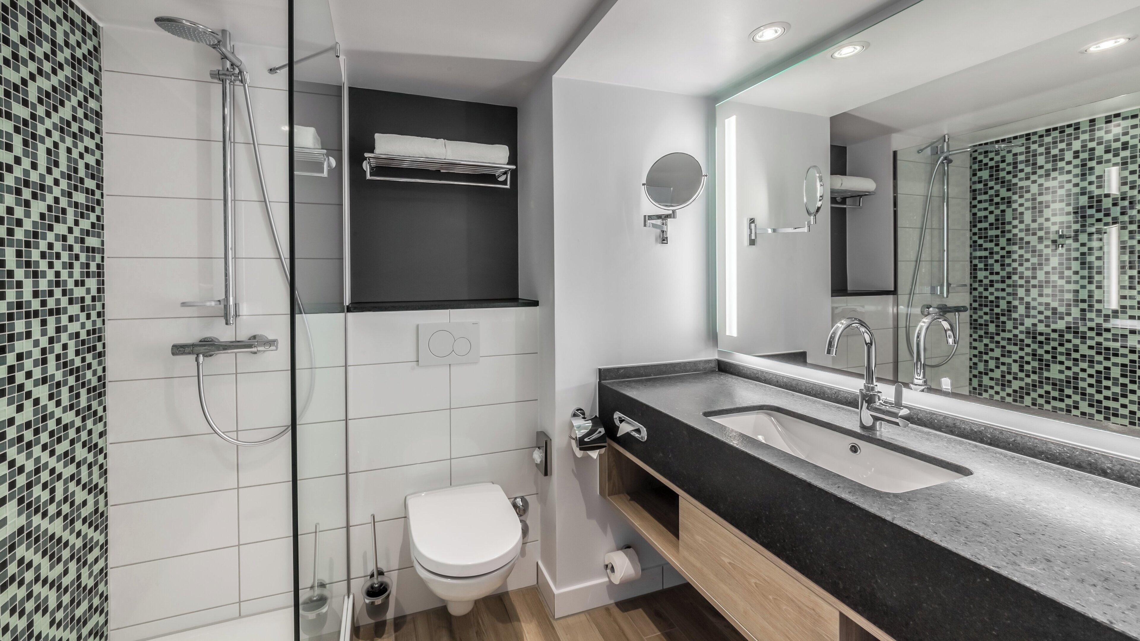 Ein modernes Badezimmer mit Dusche, Toilette und Waschbecken.
