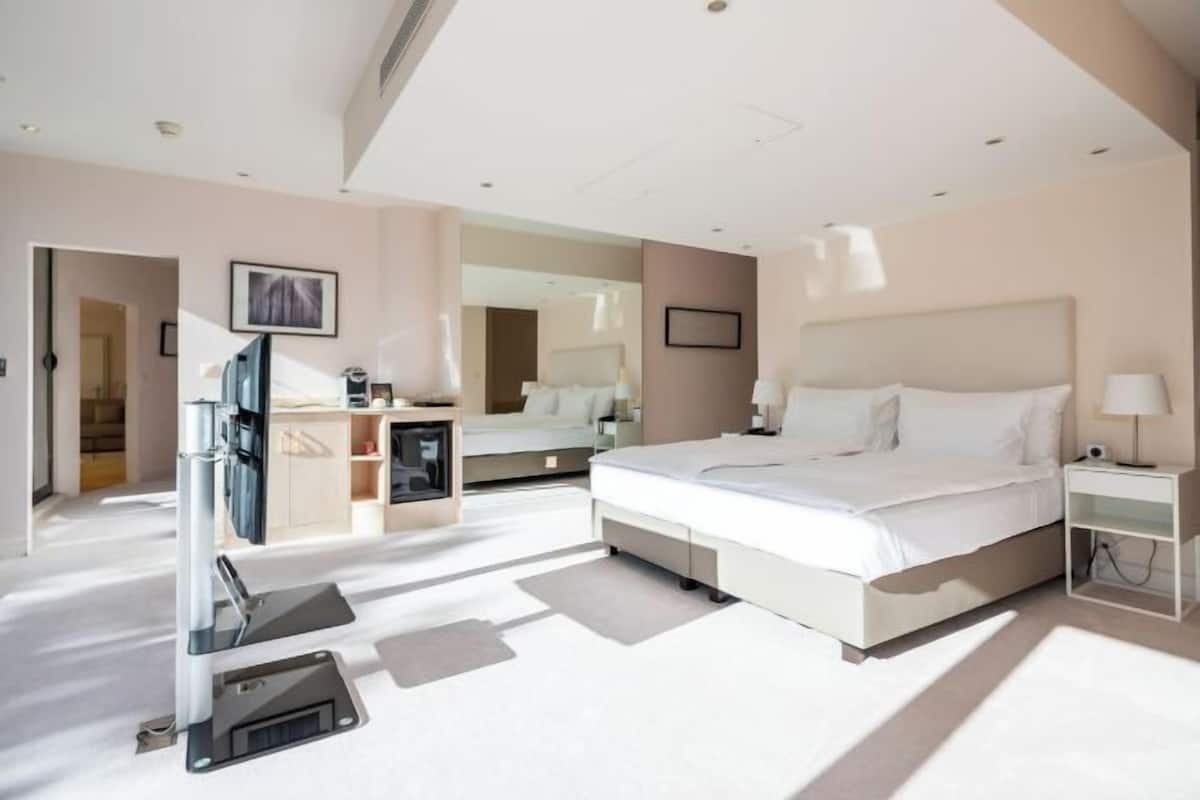 Ropa de cama de alta calidad y minibar