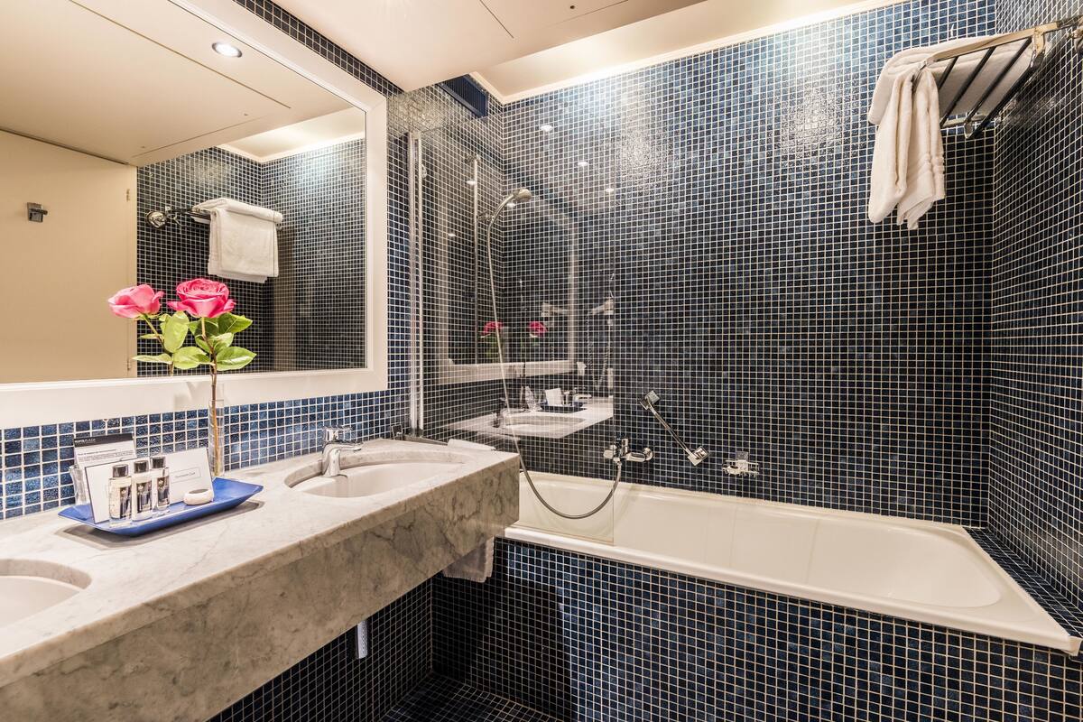 deluxe double or twin room, balcony, lakeside | bathroom | eco-friendly toiletries, hair dryer, bathrobes, slippers