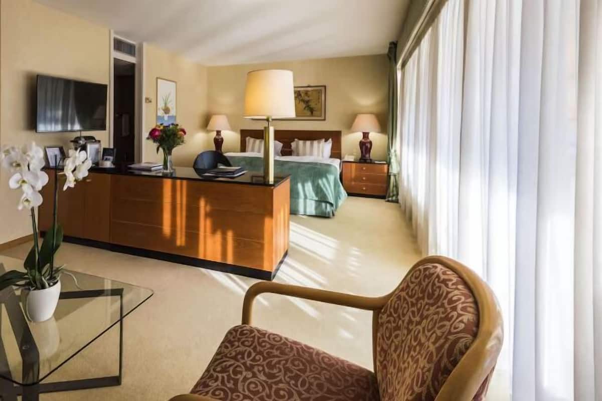 Premium bedding, minibar, in-room safe, desk